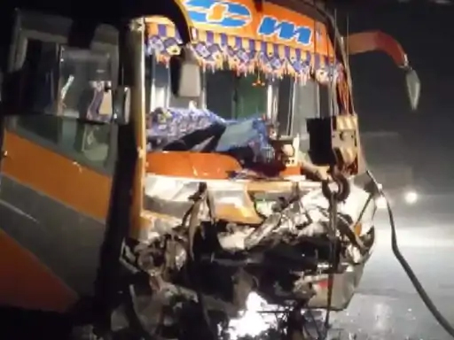 गुजरात में बस-कार की टक्कर में 9 की मौत