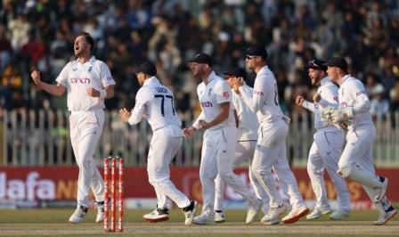 इंग्लैंड ने पहले टेस्ट में पाकिस्तान को 74 रनों से हराया