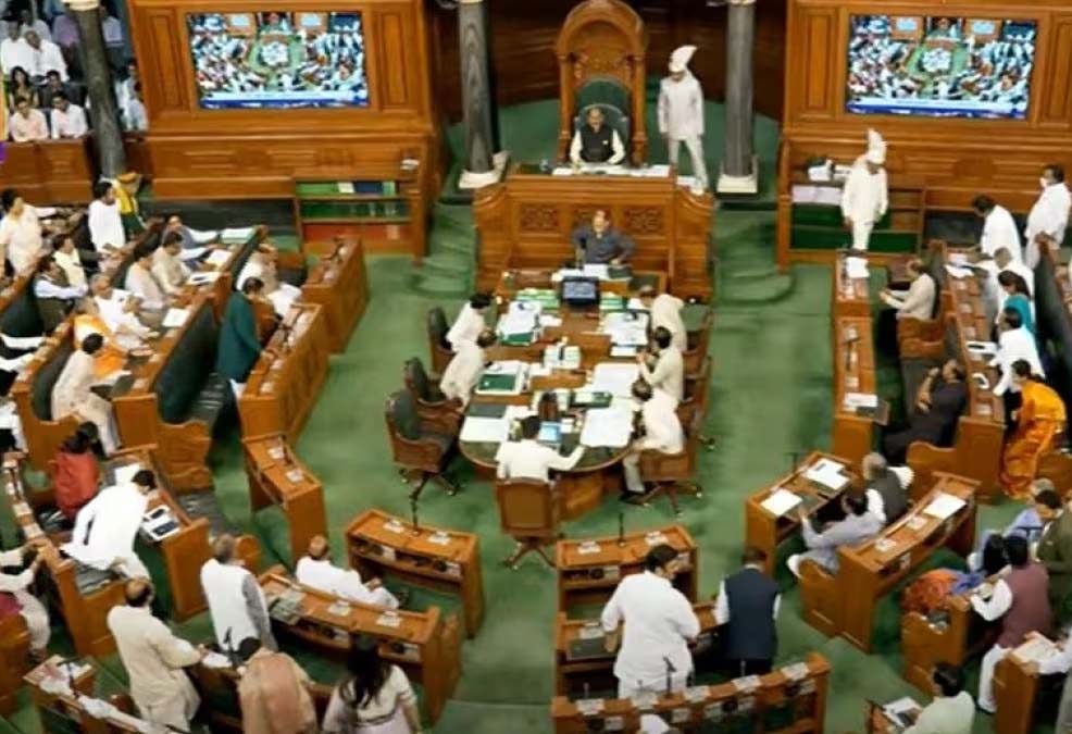 हंगामे के बाद संसद सोमवार तक स्थगित