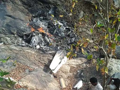 बालाघाट में चार्टर प्लेन क्रैश, दोनों पायलट की मौत, खाई में मिला मलबा