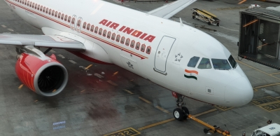 अनधिकृत महिला को कॉकपिट में बुलाना पड़ा भारी, एयर इंडिया ने दो पायलटों को निलंबित किया