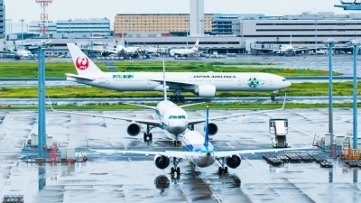 टोकियो एयरपोर्ट पर दो विमान टकराए