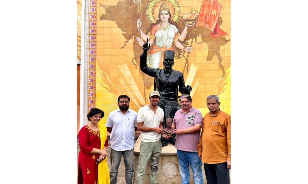 रणदीप हुड्डा ने स्वातंत्र्यवीर स्मारक का दौरा किया, सावरकर के परिवार से मुलाकात की