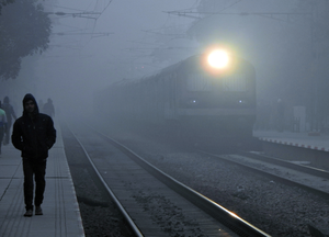 दिल्ली में न्यूनतम तापमान 3.9 डिग्री, घने कोहरे के कारण 23 ट्रेनें विलंबित