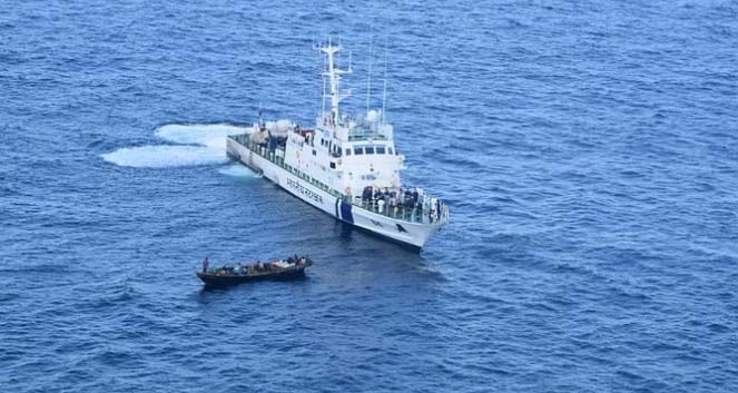 बीच समुद्र में नाव में लगी आग, गंभीर रूप से झुलसे 9 लोग; भारतीय तटरक्षक बल ने बचाई जान