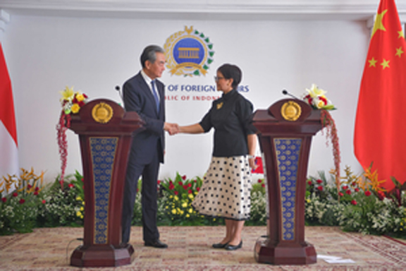 चीनी और इंडोनेशियाई विदेश मंत्रियों ने संयुक्त रूप से पत्रकारों से मुलाकात की