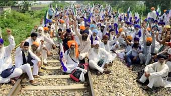 शंभू बॉर्डर पर किसानों ने रेलवे ट्रैक जाम, 34 ट्रेन प्रभावित, 11 कैंसिल हुईं