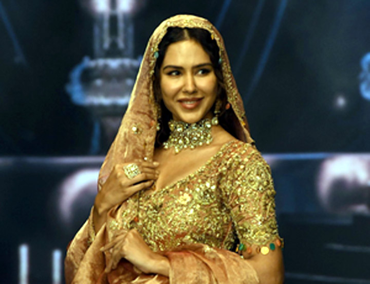 अभिनेत्री सोनम बाजवा ने शाही अंदाज में रैंप पर जलवा बिखेरा