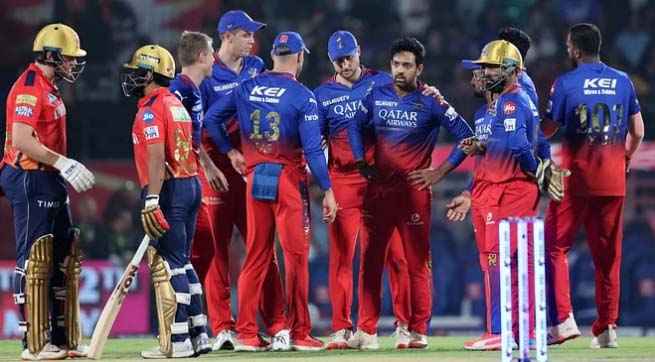 पंजाब आईपीएल की प्लेऑफ रेस से बाहर, बेंगलुरु ने 60 रन से हराया