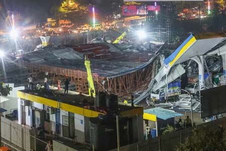 मुंबई में आंधी में होर्डिंग गिरा, 14 लोगों की मौत, 74 घायल