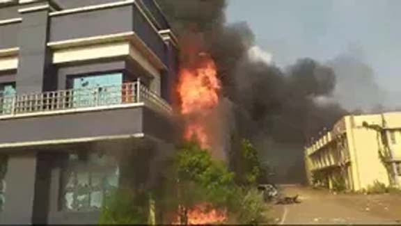 बलौदाबाजार में एसपी-कलेक्टर कार्यालय में लगाई आग