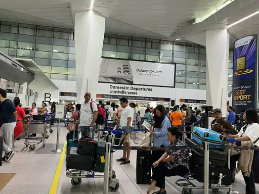 दिल्ली के इंदिरा गांधी इंटरनेशनल एयरपोर्ट पर बिजली गुल:T-3 टर्मिनल पर काउंटर ठप हुए