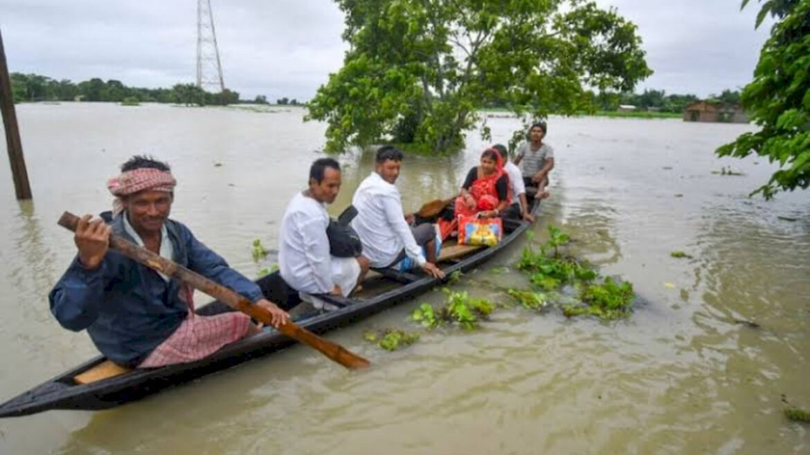 लगातार बारिश से नदियां उफान पर…यूपी में 6, बिहार में 5 और कर्नाटक में 4 की मौत, हरदा में बाइक समेत बहा युवक
